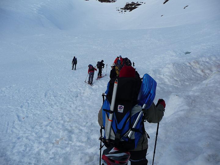 TourMars2009 055.jpg - On attaque l'ascension de la brèche. Des skieurs se préparent pour aller taquiner le Taillon